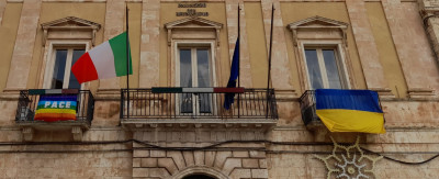Bandiere a mezz’asta sul palazzo Municipale il 18 marzo 2022