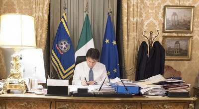 Il presidente del Consiglio dei Ministri, Giuseppe Conte, firma un nuovo Dpcm