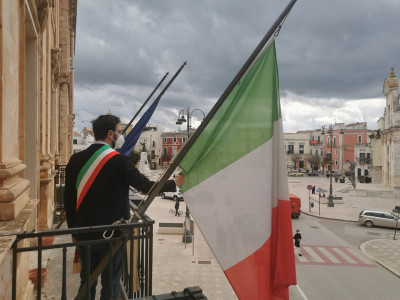 Bandiere a mezz'asta in Comune in memoria delle vittime del Coronavirus