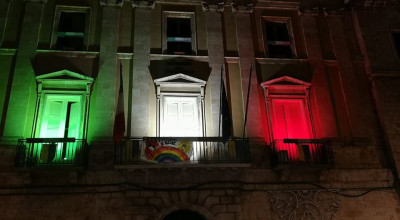 Il palazzo municipale avvolto dalle luci del Tricolore, simbolo di unità